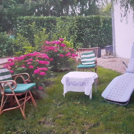 Peti Kaz Hotel Saint-Seurin-sur-l'Isle Kültér fotó